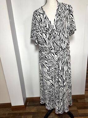 Leota size 1X Perfect Wrap Dress in white/black pattern Stretch Midi